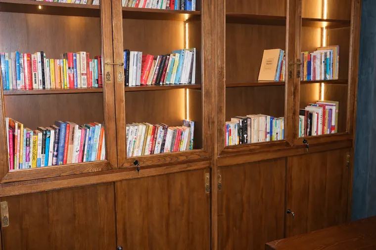 Bibliothèque en bois éclairée